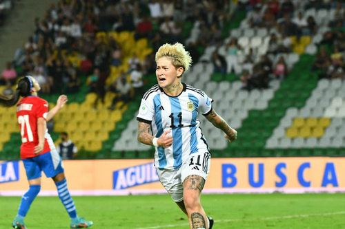 足球比分_阿根廷女足获美洲杯第三晋级世界杯（美洲杯阿根廷女球迷）